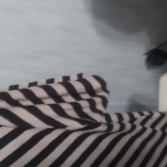 LulaRoe Small Tan Black Zig Zag Stripes Short Sleeves Top Like New - Picture 5 of 7